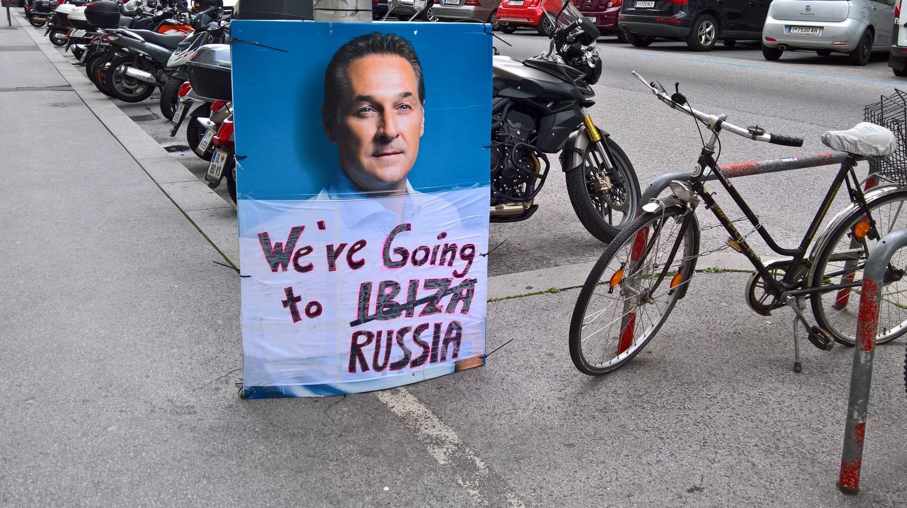 Der zurückgetretene Vizekanzler und FPÖ-Chef Heinz-Christian Strache auf einem Plakat in der Innenstadt von Innsbruck.