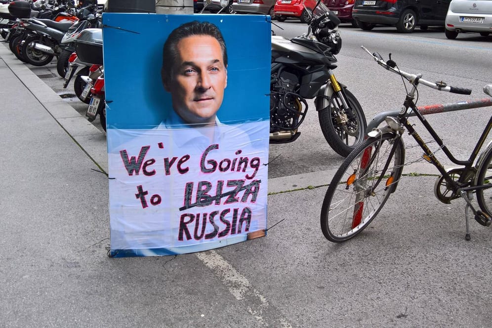 Der zurückgetretene Vizekanzler und FPÖ-Chef Heinz-Christian Strache auf einem Plakat in der Innenstadt von Innsbruck.