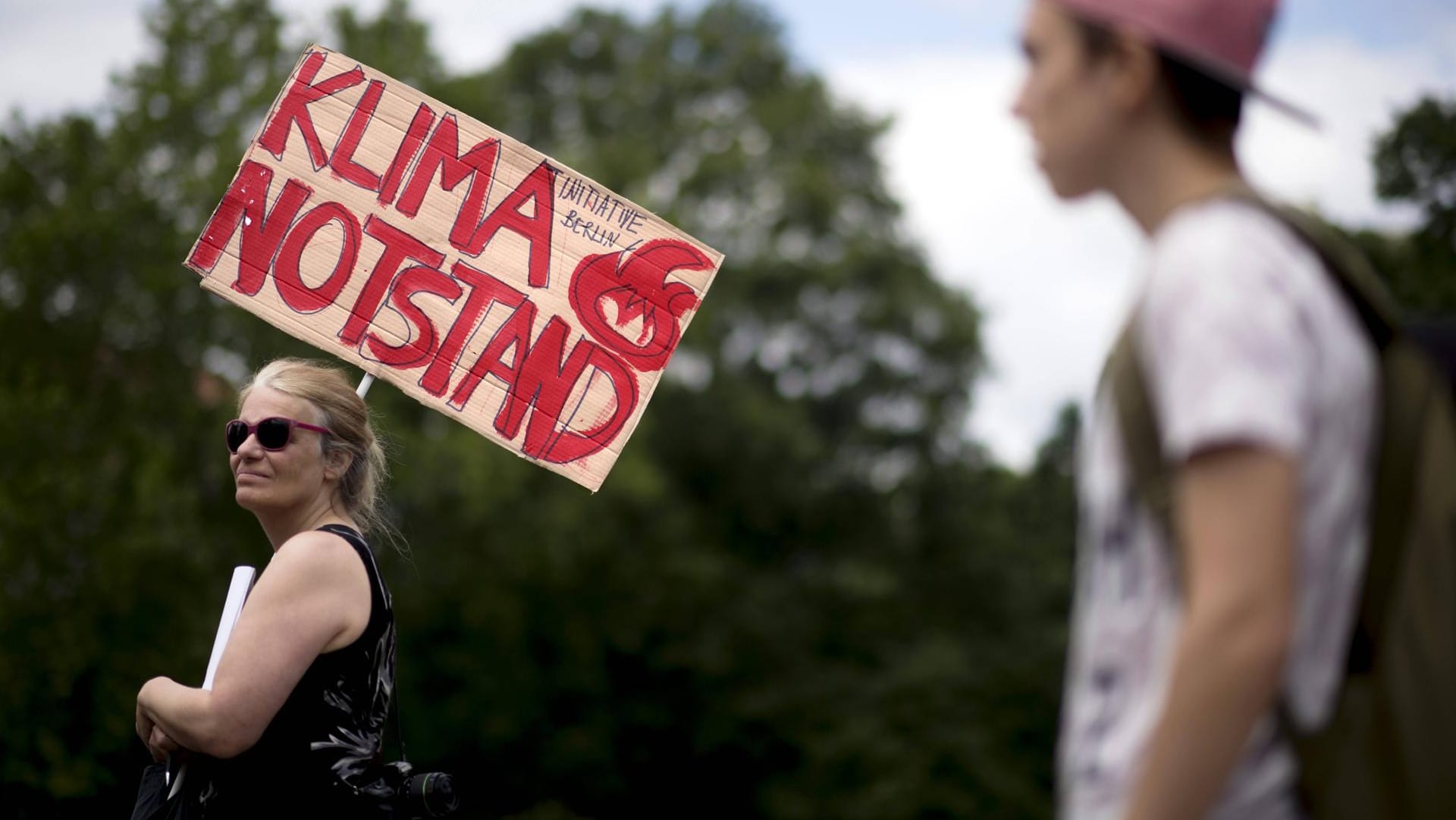 Protest gegen die Klimapolitik der Bundesregierung in Berlin: Paris hat nun den Klimanotstand ausgerufen.