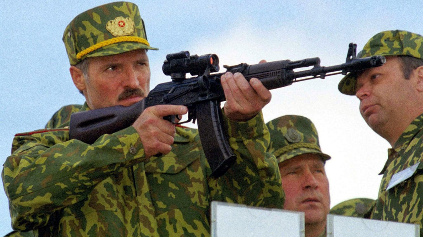 Grodno: Alexander Lukaschenko, aufgenommmen mit Waffe und Militäruniform.