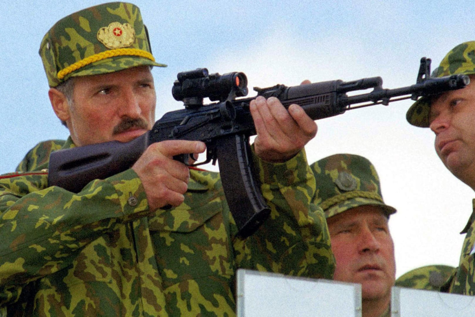 Grodno: Alexander Lukaschenko, aufgenommmen mit Waffe und Militäruniform.