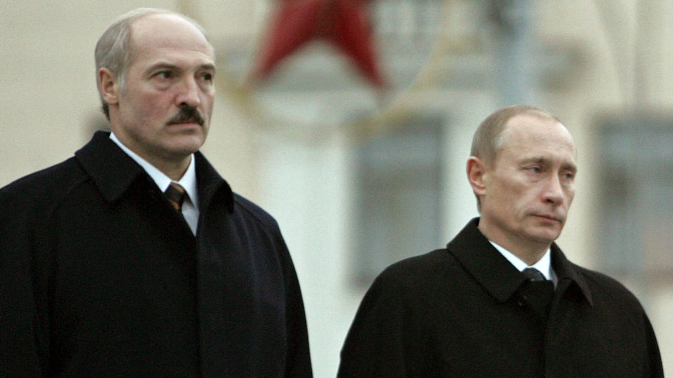 Minsk: Der russische Präsident Wladimir Putin (r) und der weißrussische Präsident Alexander Lukaschenko nehmen an einer Kranzniederlegung auf dem Siegesplatz teil.