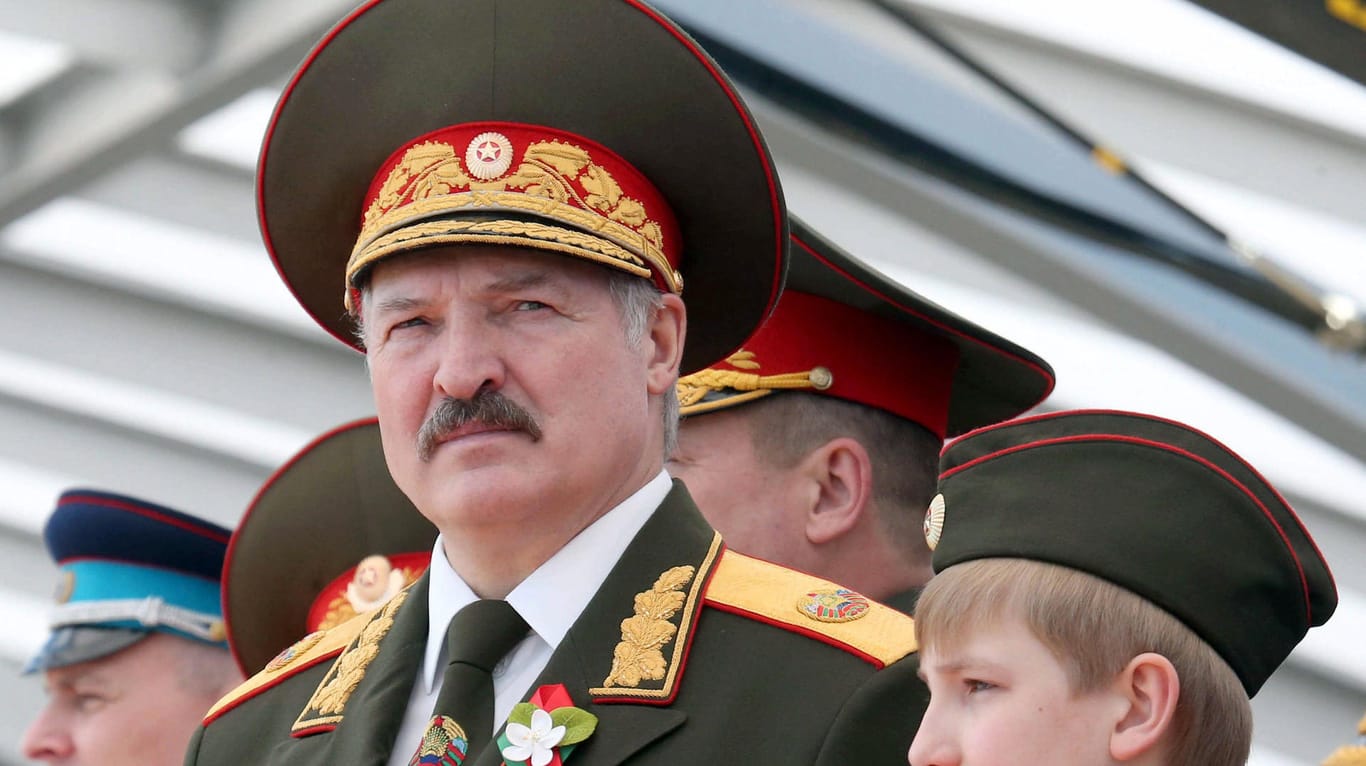Der weißrussische Präsident Alexander Lukaschenko steht neben seinem jüngsten Sohn Nikolai (r) während einer Siegesparade.