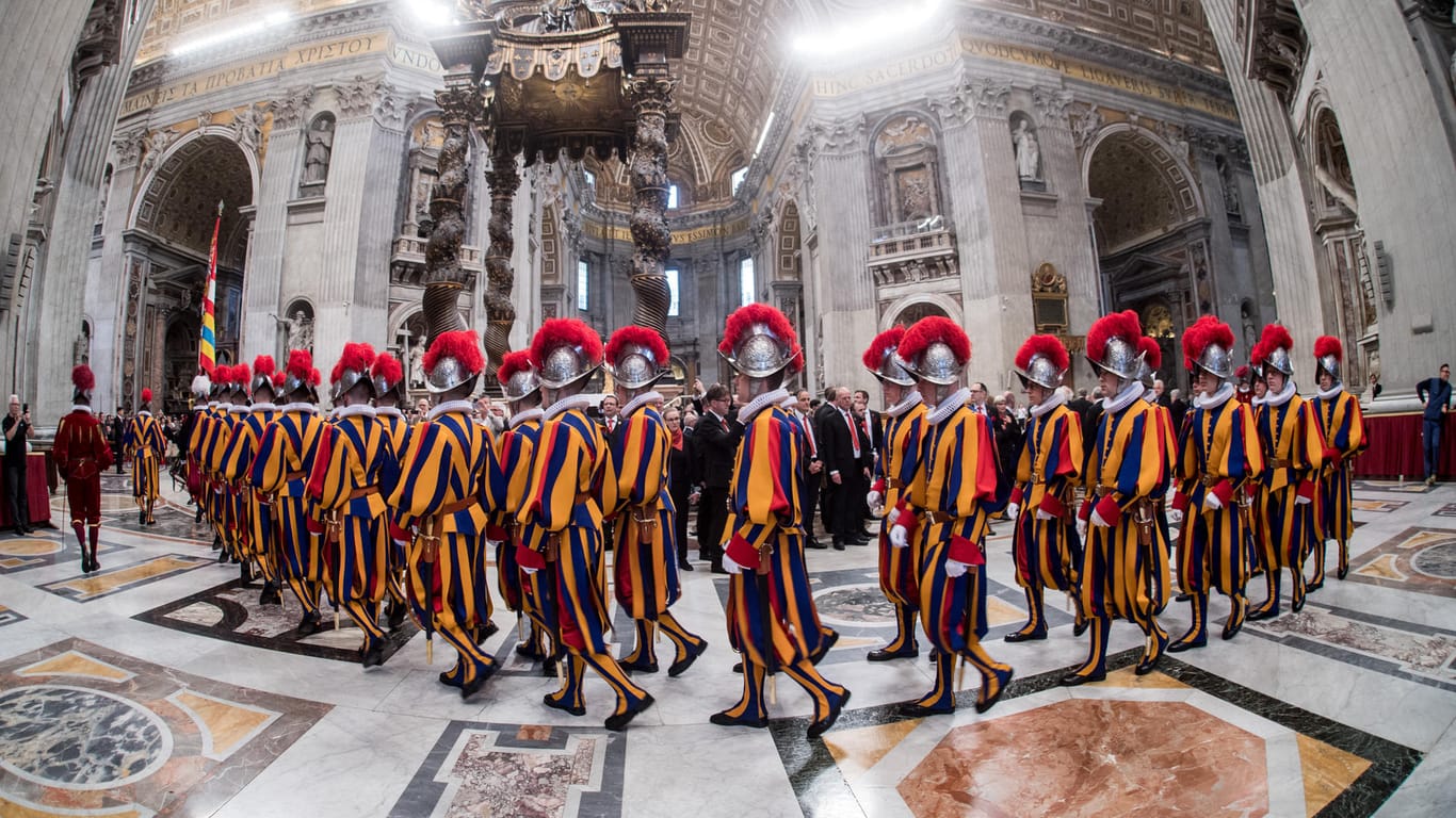 Vatikanstadt: Neue Rekruten der Päpstlichen Schweizergarde kommen vor der Vereidigung zu einer Messe im Petersdom.