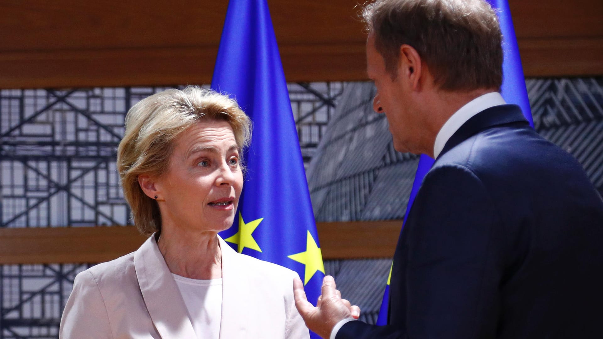 Ursula von der Leyen im Gespräch mit EU-Ratspräsident Donald Tusk.