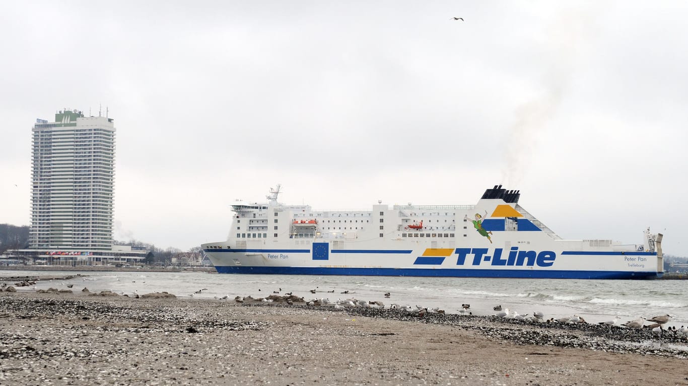 Die Fähre "Peter Pan" läuft in den Hafen von Travemünde ein: Bei einem Brand waren rund 280 Passagiere an Bord.