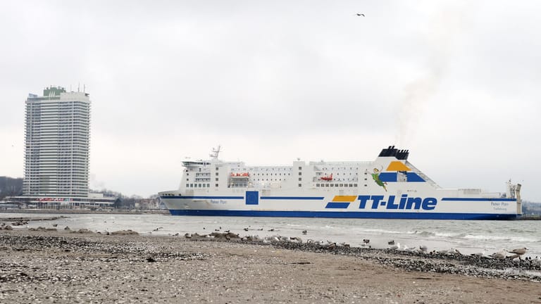 Die Fähre "Peter Pan" läuft in den Hafen von Travemünde ein: Bei einem Brand waren rund 280 Passagiere an Bord.