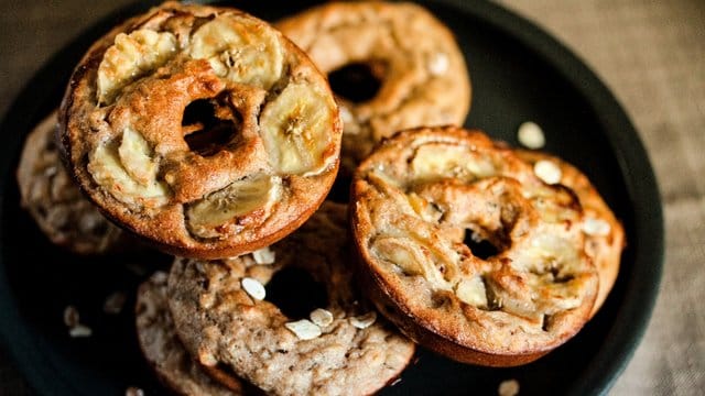 Die Süße in den Banana Bread Donuts kommt ausschließlich aus reifen Bananen und Cranberries.