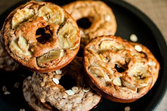 Die Süße in den Banana Bread Donuts kommt ausschließlich aus reifen Bananen und Cranberries.