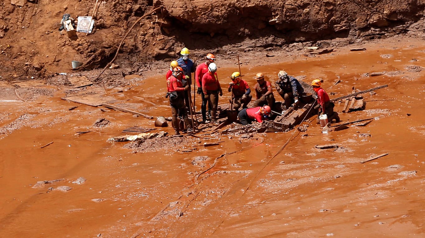Einsatzkräfte suchen nach Opfern im Schlamm: Beim Bruch eines Damms in Brasilien sind viele Menschen ums Leben gekommen.