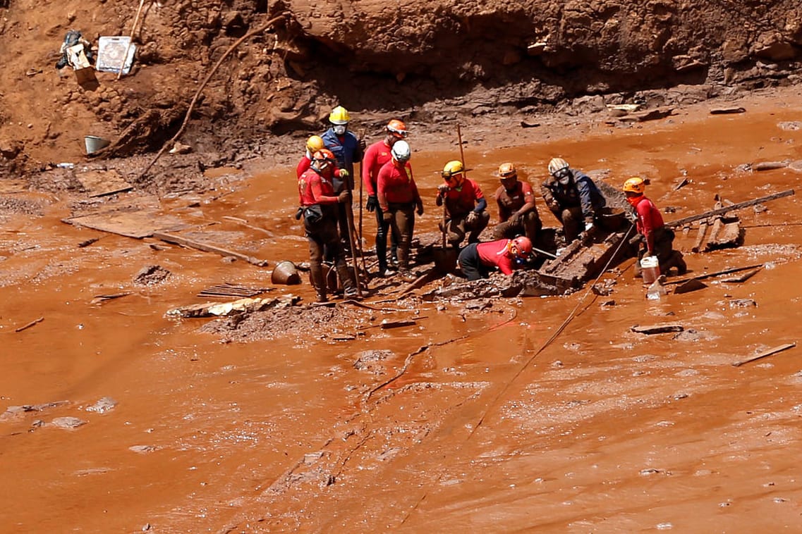 Einsatzkräfte suchen nach Opfern im Schlamm: Beim Bruch eines Damms in Brasilien sind viele Menschen ums Leben gekommen.