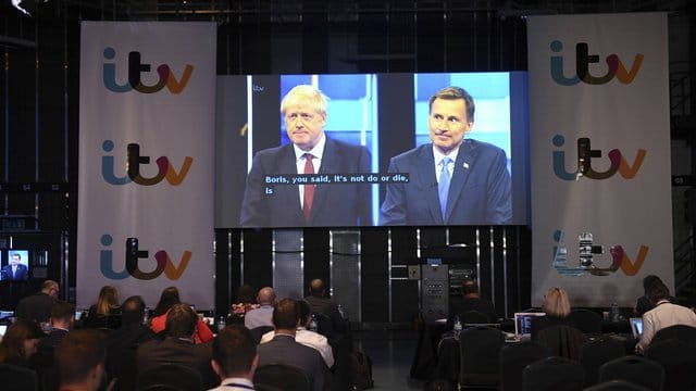 Johnson wiederholte beim TV-Duell sein Versprechen, Großbritannien in jedem Fall bis zum 31. Johnson wiederholte beim TV-Duell sein Versprechen, Großbritannien in jedem Fall bis zum 31.