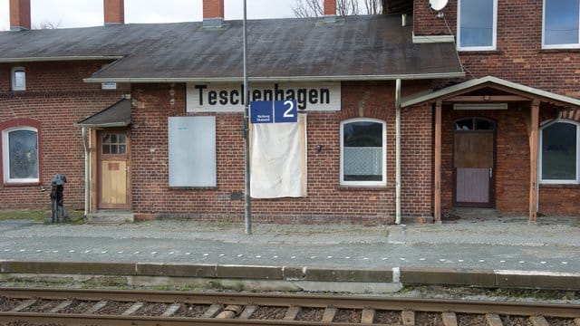 Manche Regionen sind auch verkehrstechnisch abgehängt: Blick auf den seit Jahren stillgelegten Bahnhof in Teschenhagen auf der Insel Rügen.