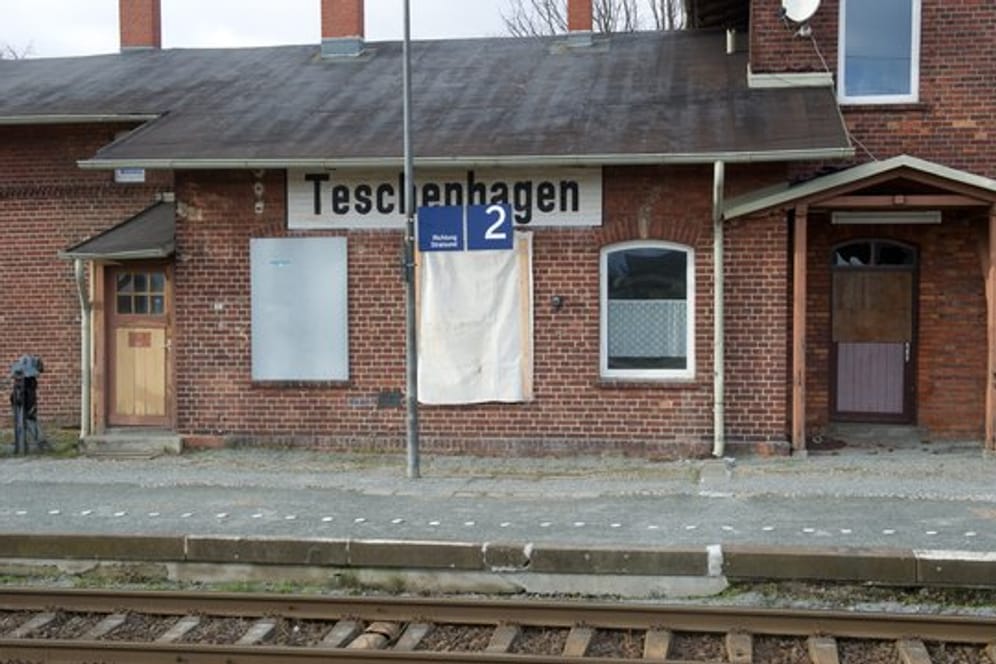Manche Regionen sind auch verkehrstechnisch abgehängt: Blick auf den seit Jahren stillgelegten Bahnhof in Teschenhagen auf der Insel Rügen.