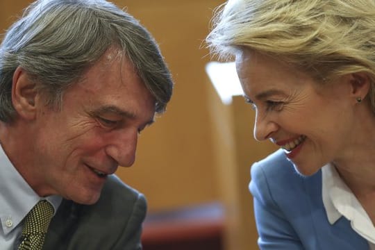 Die Charme-Offensive in Brüssel geht weiter: Ursula von der Leyen im Gespräch mit David-Maria Sassoli, dem neuen Präsidenten des EU-Parlaments.