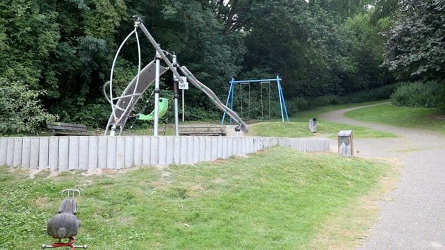 Drei 14-Jährige und die beiden Zwölfjährigen stehen im Verdacht, am Freitagabend in Mülheim an der Ruhr eine junge Frau in einem Waldstück vergewaltigt zu haben.