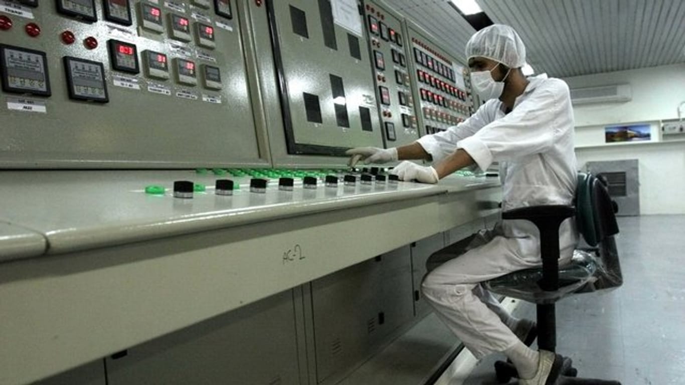 Ein iranischer Techniker arbeitet an einer Uran-Aufbereitungsanlage.