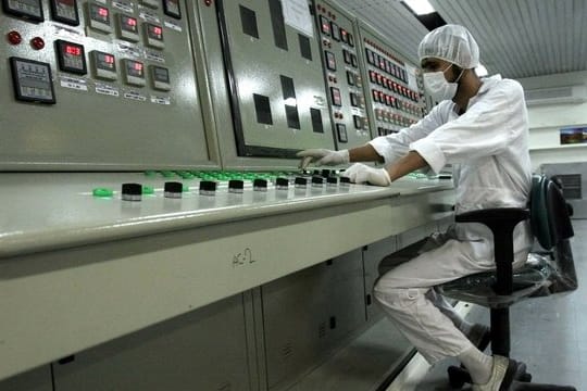 Ein iranischer Techniker arbeitet an einer Uran-Aufbereitungsanlage.