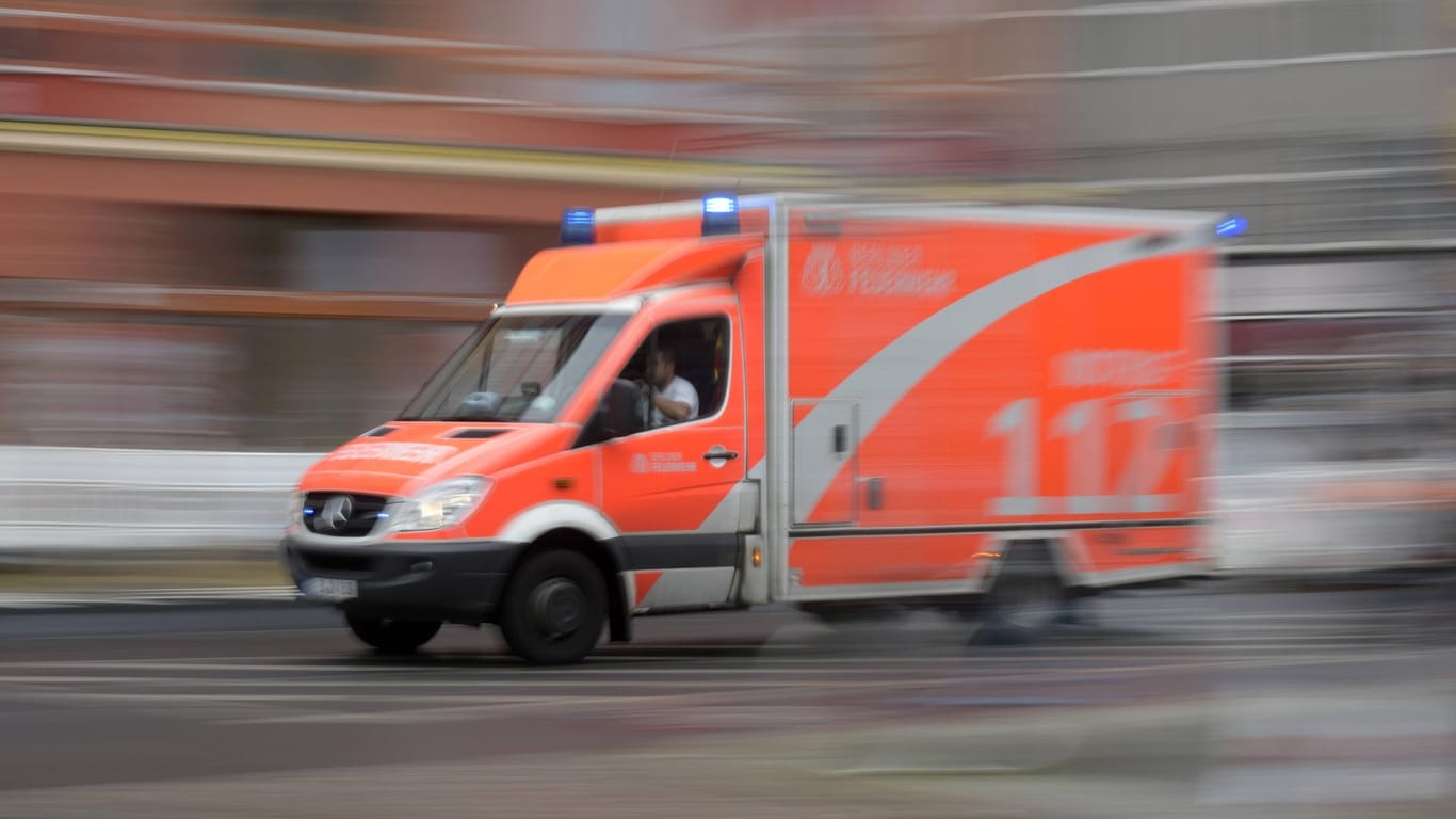 Rettungswagen: In Remscheid wollte ein Patient schnell wieder nach Hause fahren. (Symbolbild)
