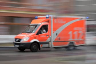 Rettungswagen: In Remscheid wollte ein Patient schnell wieder nach Hause fahren. (Symbolbild)