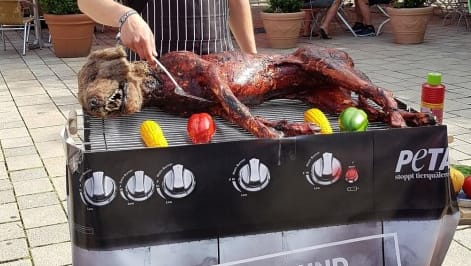 Die Hundeattrappe auf dem Grill: Peta fordert von Passanten eine vegane Lebensweise. (Archivbild)