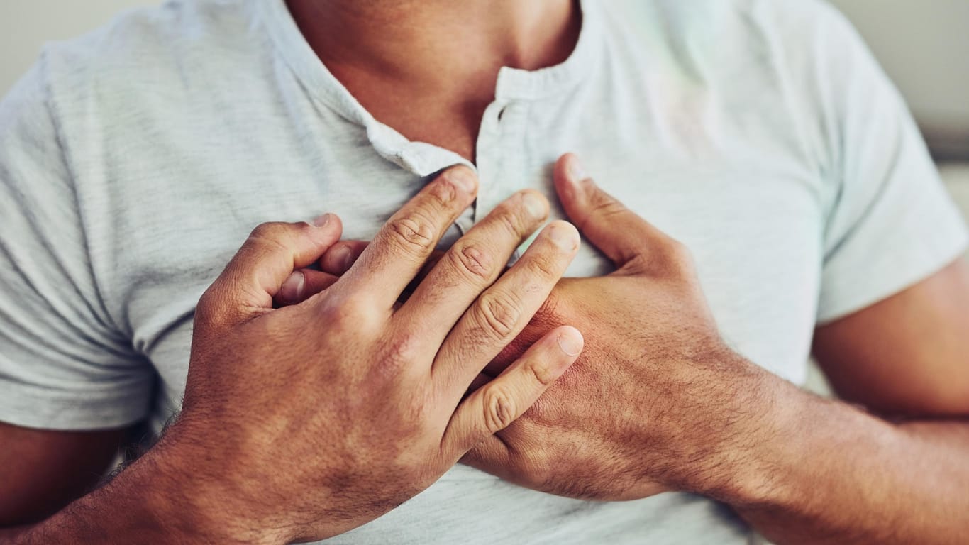 Schmerzen in der Brust: Herzrhythmusstörungen führen häufig zu Atemnot führen.