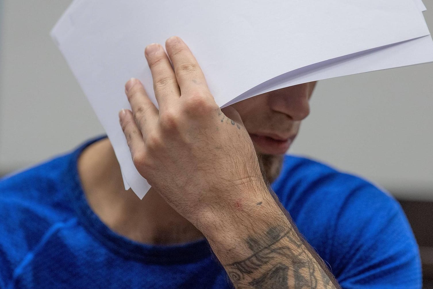 Ali B. verdeckt sein Gesicht: Der 22-Jährige hat für den Mord an der 14-jährigen Susanna eine lebenslange Haftstrafe erhalten. Die Richter stellten außerdem die besondere Schwere der Schuld fest.