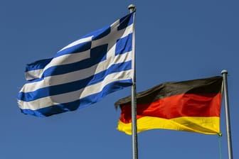 Die Fahnen von Griechenland und Deutschland: Die zu zahlenden Reparationen würden 290 Milliarden Euro betragen.