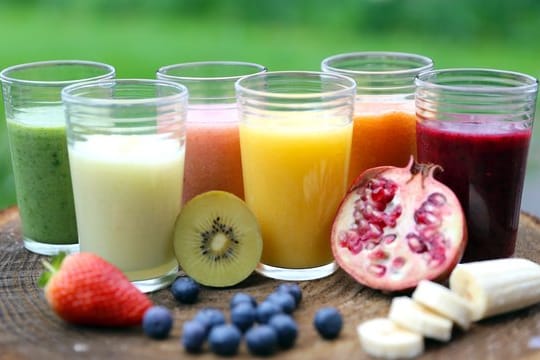 Sechs verschiedene Smoothies: Ein Smoothie ist eher eine Mahlzeit als ein Getränk. Allerdings fehlt der Sättigungseffekt.