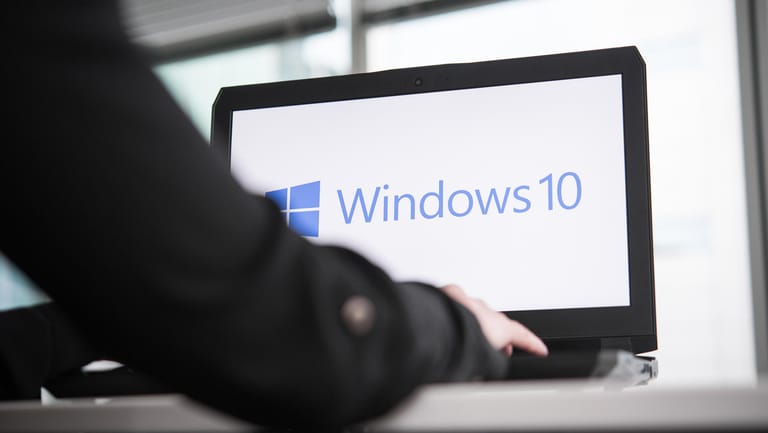 Das Logo von Windows 10 auf einem Bildschirm: Jeden Monat veröffentlicht Microsoft ein Update für sein Betriebssystem.
