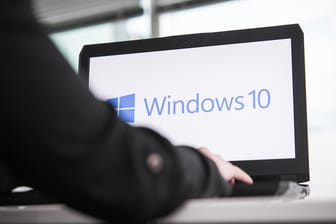 Das Logo von Windows 10 auf einem Bildschirm: Jeden Monat veröffentlicht Microsoft ein Update für sein Betriebssystem.
