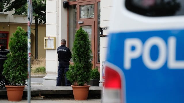 Mit mehr als 500 Beamten ist die Bundespolizei gegen bandenmäßige Scheinehen vorgegangen. Mit mehr als 500 Beamten ist die Bundespolizei gegen bandenmäßige Scheinehen vorgegangen.