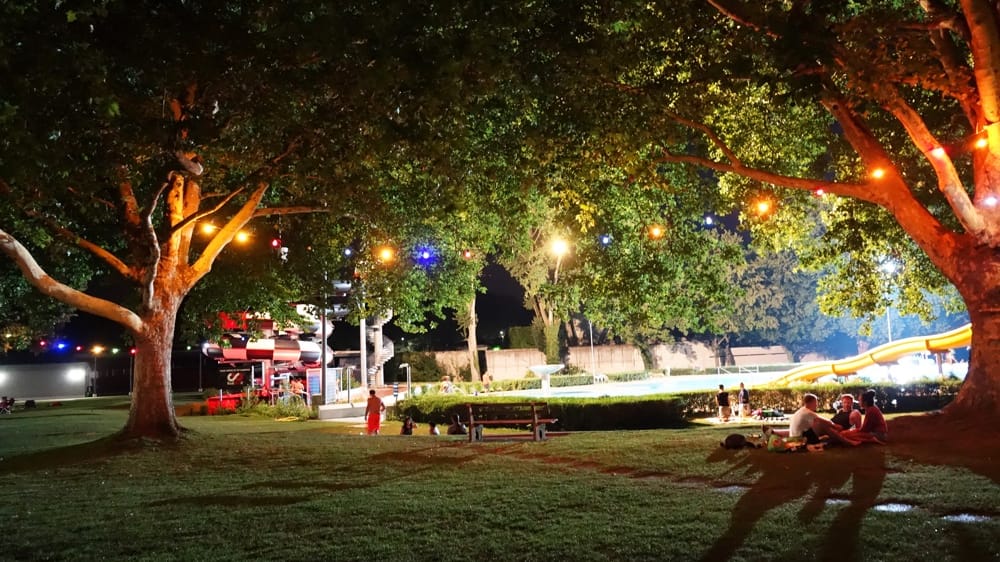 Das Turmbergbad bei Nacht: Jeden Freitag bis 24 Uhr können Karlsruher zum Mondscheinschwimmen kommen.