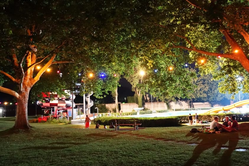 Das Turmbergbad bei Nacht: Jeden Freitag bis 24 Uhr können Karlsruher zum Mondscheinschwimmen kommen.