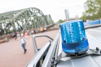 Blaulicht an der Hohenzollernbrücke: In Mehrheim sollen zwei Männer versucht haben, eine Frau zu vergewaltigen. (Symbolfoto)