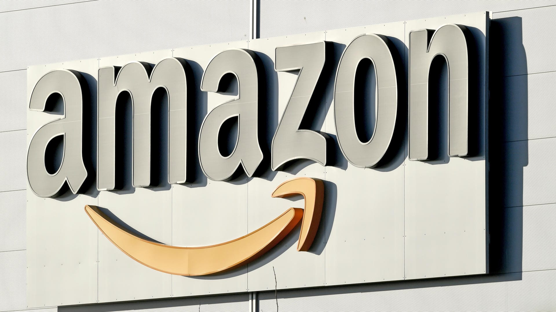 Schriftzug von Amazon: Der Europäische Gerichtshofurteilte am Mittwoch in Luxemburg über die Pflicht zur telefonischen Erreichbarkeit von Online-Händlern. Schriftzug von Amazon: Der Europäische Gerichtshofurteilte am Mittwoch in Luxemburg über die Pflicht zur telefonischen Erreichbarkeit von Online-Händlern.