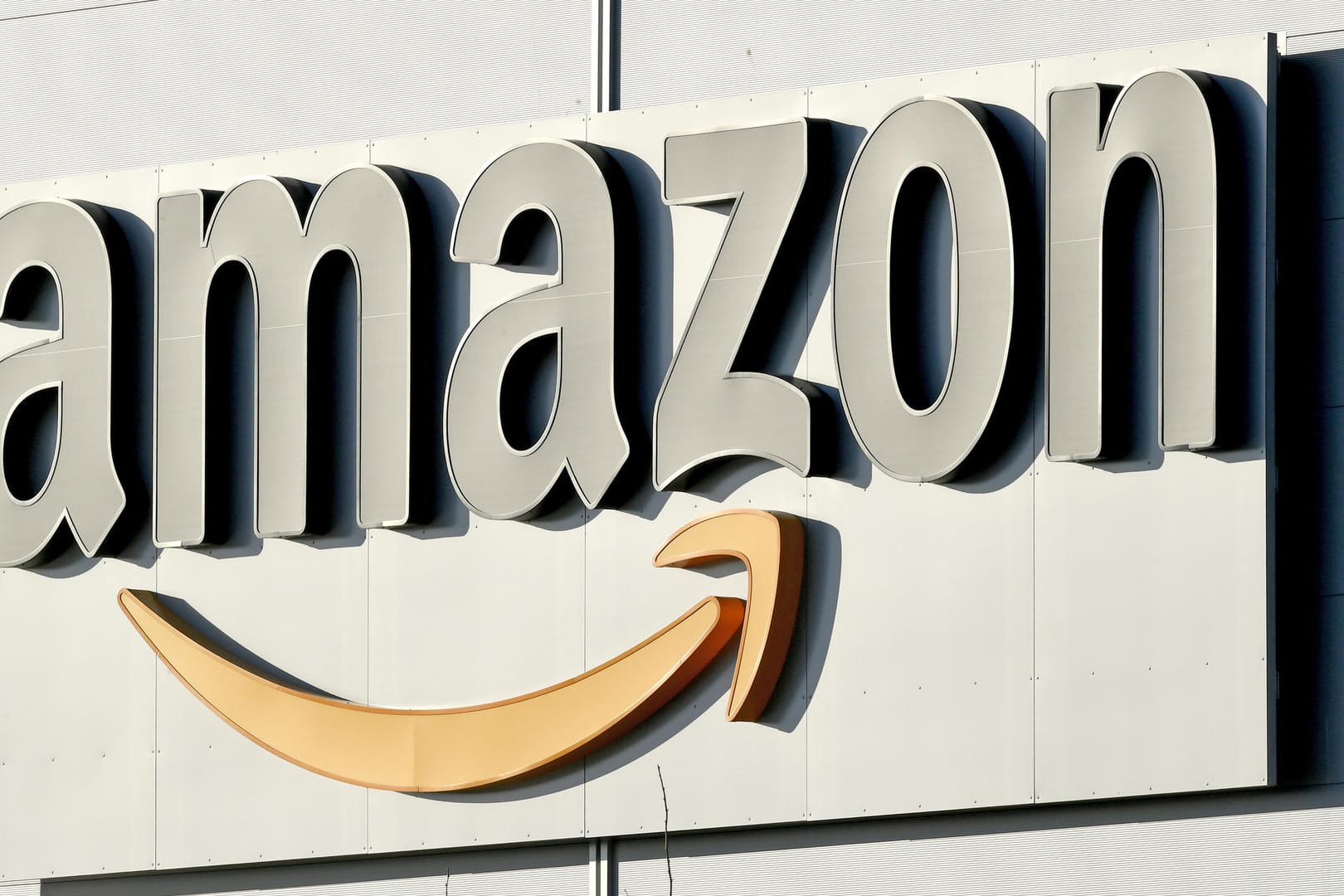 Schriftzug von Amazon: Der Europäische Gerichtshofurteilte am Mittwoch in Luxemburg über die Pflicht zur telefonischen Erreichbarkeit von Online-Händlern.