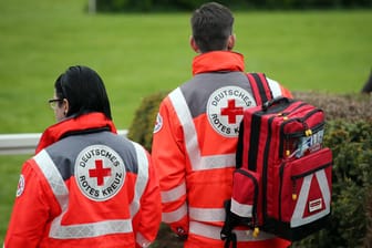 Zwei Rettungssanitäter: Auf der A5 hat ein Autofahrer eine Helferin gebissen. (Symbolbild)