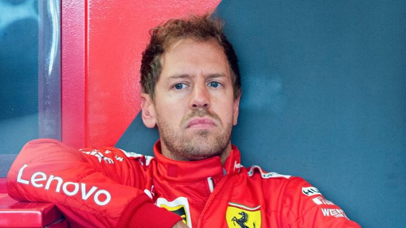 Fährt mit seinem Ferrari derzeit hinter: Sebastian Vettel.