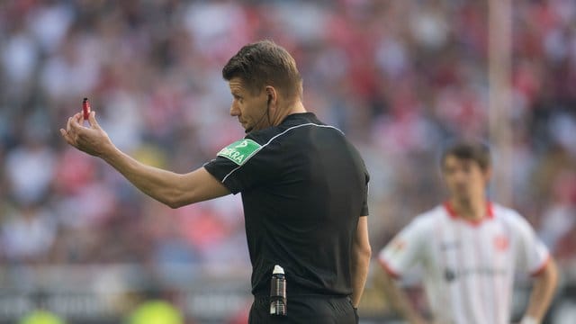 Schiedsrichter Patrick Ittrich beklagt Mobbing durch die Bundesliga-Profis. Schiedsrichter Patrick Ittrich beklagt Mobbing durch die Bundesliga-Profis.