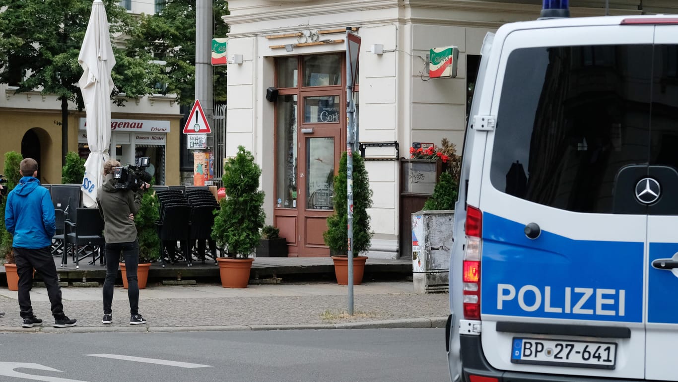 Polizei vor einem Restaurant in Leipzig: Mehr als 500 Beamte sind bei den Razzien im Einsatz.