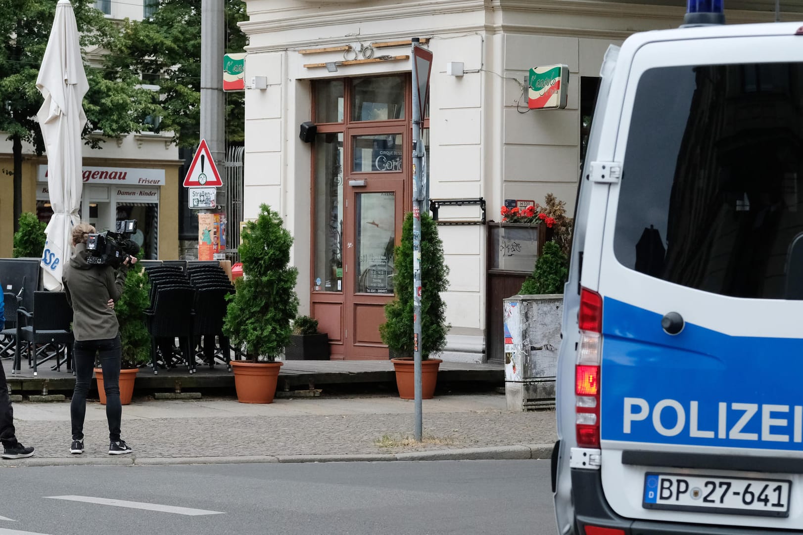 Polizei vor einem Restaurant in Leipzig: Mehr als 500 Beamte sind bei den Razzien im Einsatz.