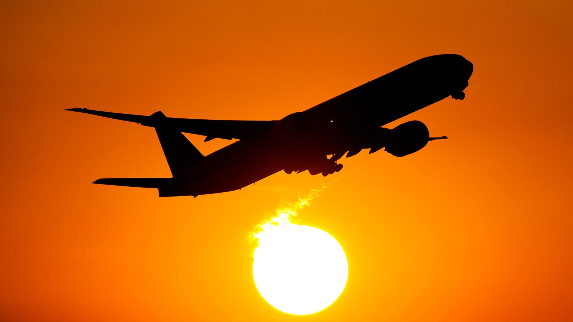 Eine Boeing 777 startet bei Sonnenuntergang: Auch bei einer Pleite sollten Reisende eine Erstattung bekommen.