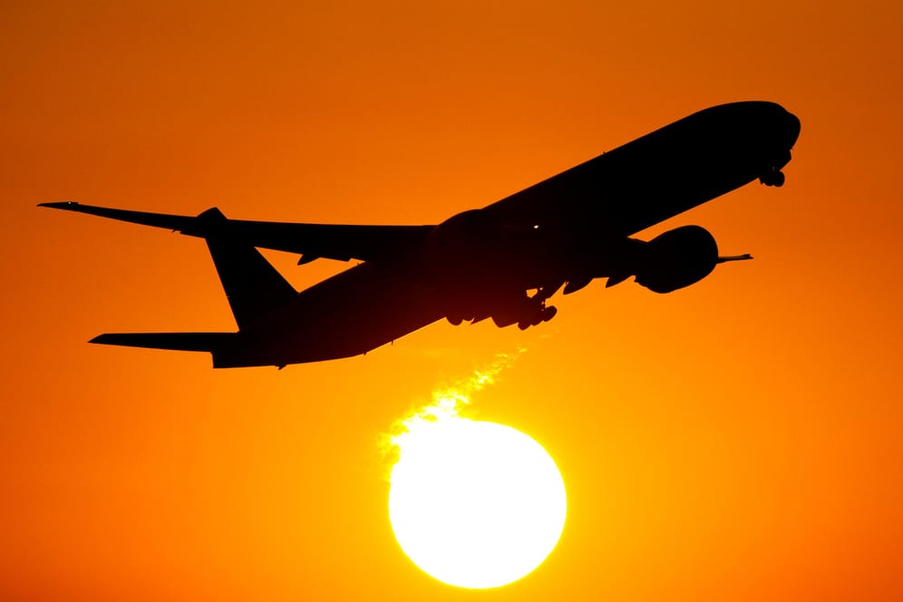 Eine Boeing 777 startet bei Sonnenuntergang: Auch bei einer Pleite sollten Reisende eine Erstattung bekommen.