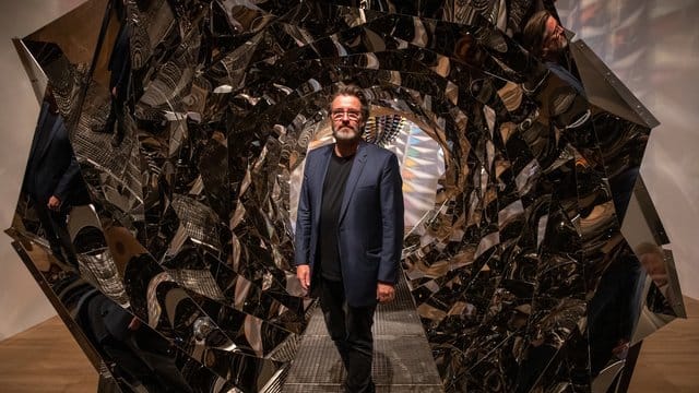 Ólafur Eliasson in seiner Installation "Your spiral view" (2002). Ólafur Eliasson in seiner Installation "Your spiral view" (2002).