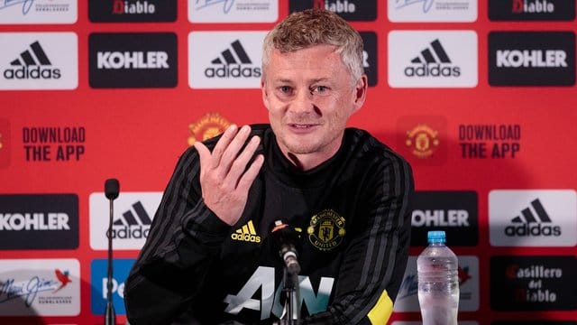 Trainer Ole Gunnar Solskjaer kann sich Paul Pogba weiter gut bei Manchester United vorstellen. Trainer Ole Gunnar Solskjaer kann sich Paul Pogba weiter gut bei Manchester United vorstellen.