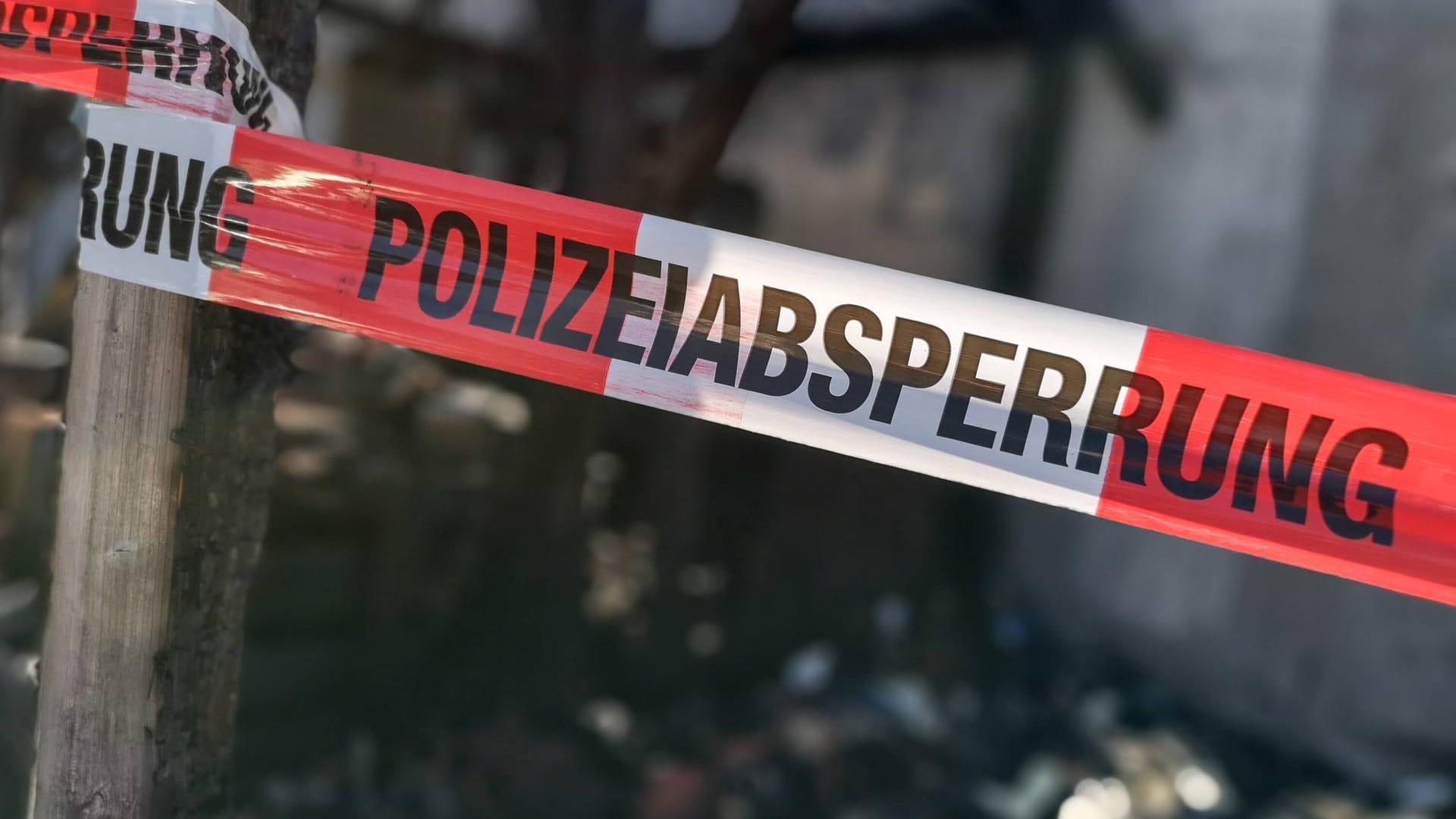 Polizeiabsperrung vor einer Brandstelle: Eine Frau ist in Berlin ausgerastet und warf einen brennenden Gegenstand in eine Wohnung. (Symbolbild)