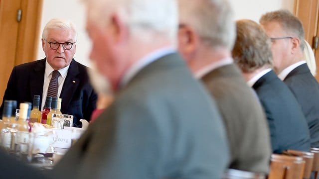 Bundespräsident Frank-Walter Steinmeier (l) spricht mit Kommunalpolitikern im Schloss Bellevue.