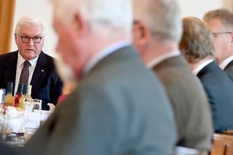 Bundespräsident Frank-Walter Steinmeier (l) spricht mit Kommunalpolitikern im Schloss Bellevue.