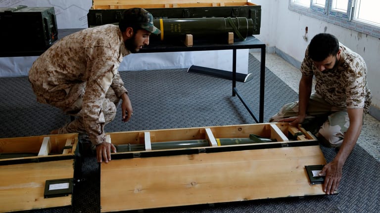 Libysche Soldaten überprüfen Waffen: In einem Lager wurden französische Raketen entdeckt. (Archivbild)